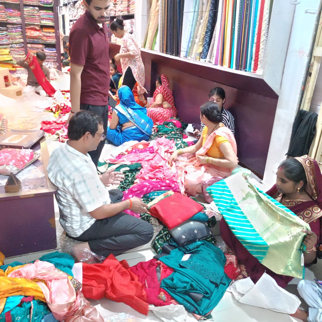 Market filled with attractive clothes, keeps buzzing till night