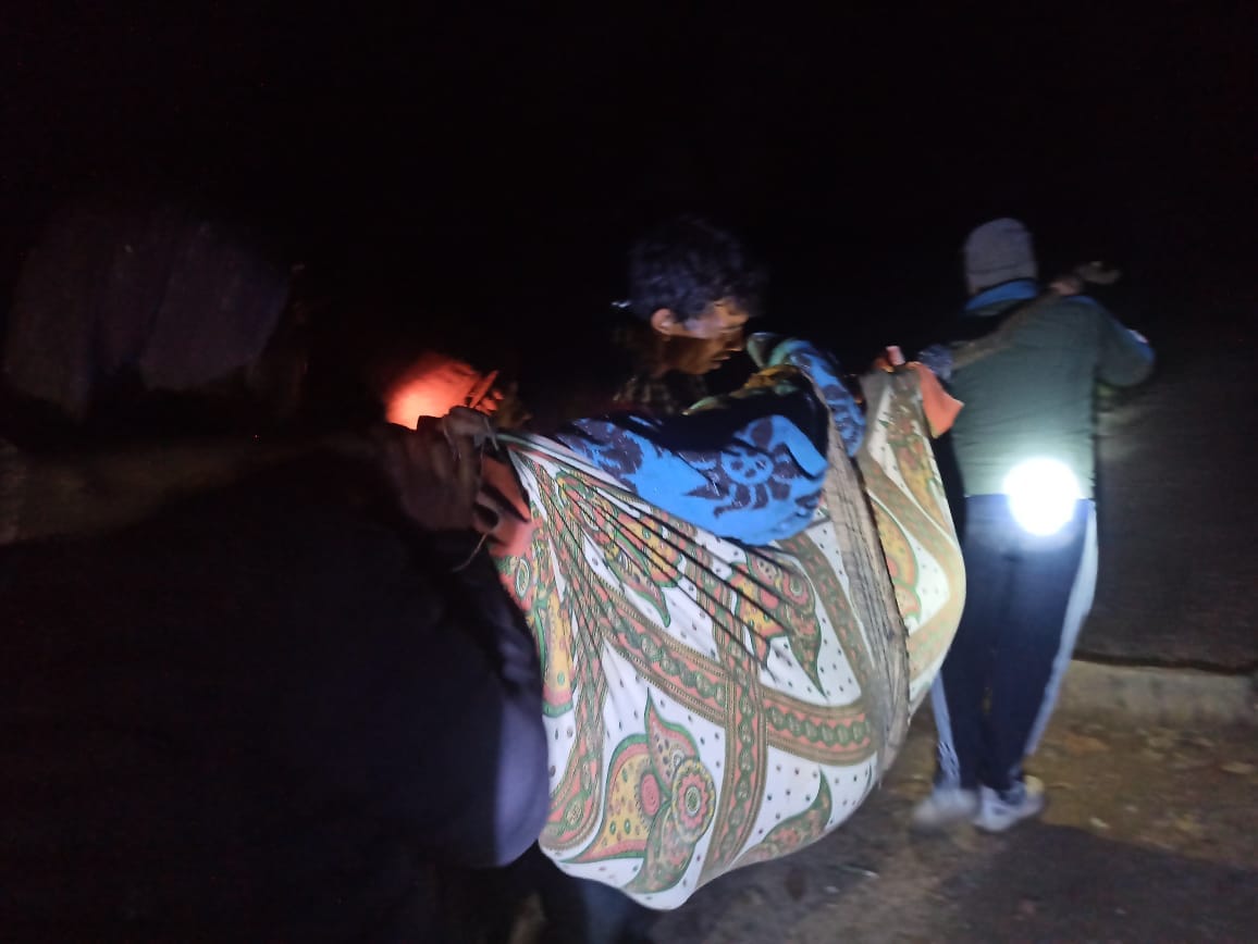 In the light of the mobile phone, the injured was taken to the road six kilometers away in a stretcher.