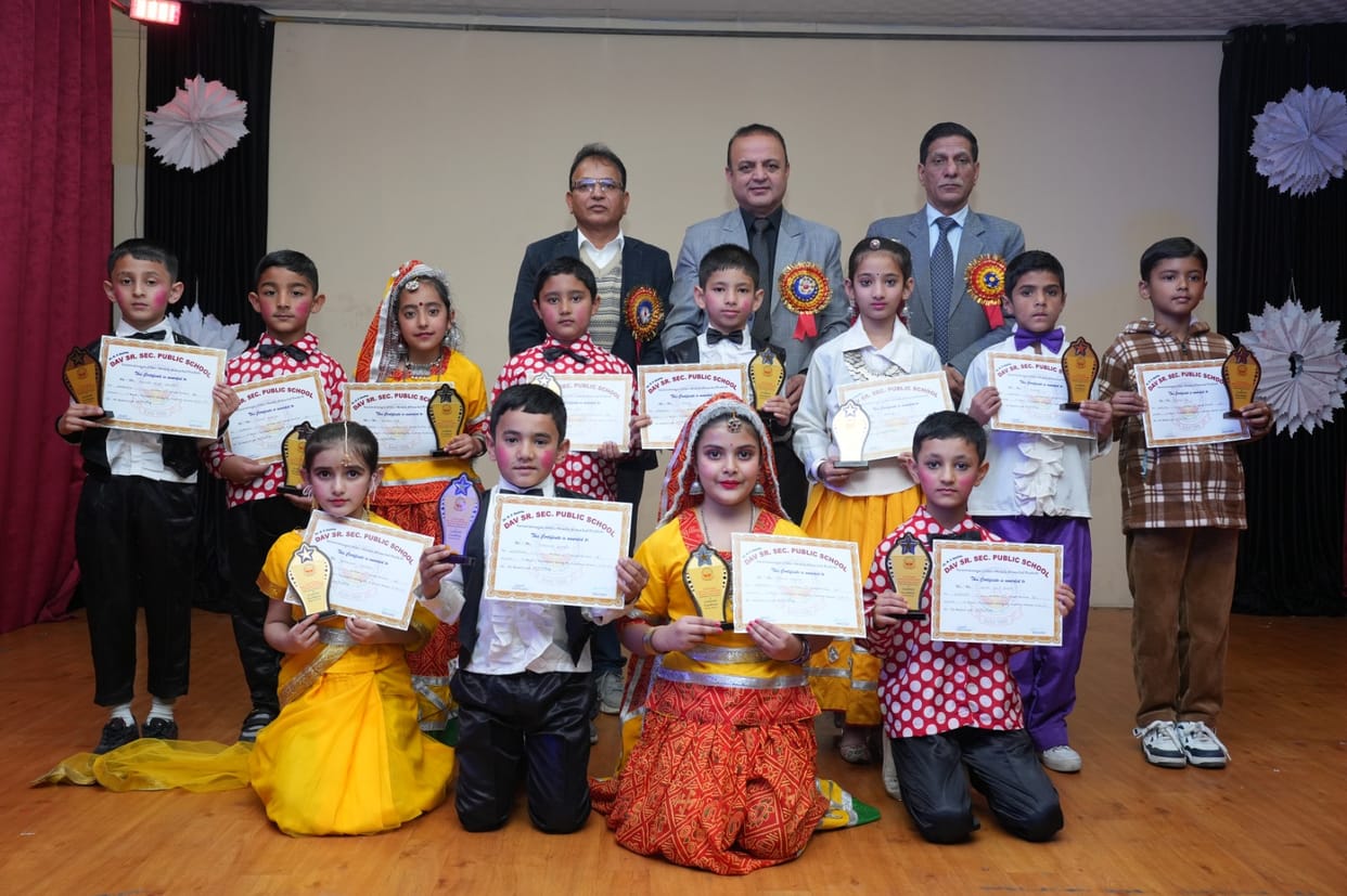 Meritorious students honored at DAV School Saraswatinagar