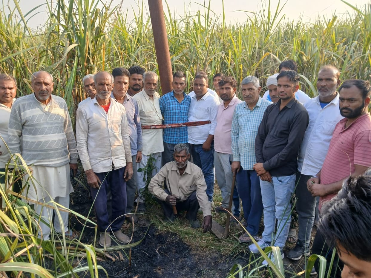 Farmers held three linemen hostage after their sugarcane crop burned.