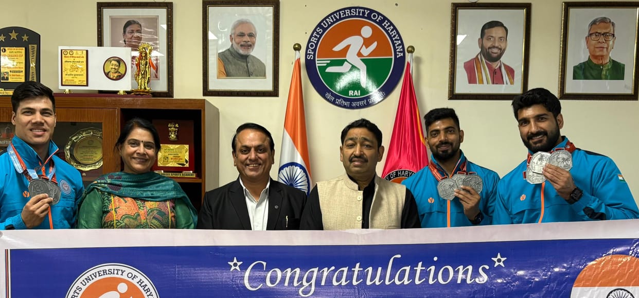 Three gymnasts from the Sports University won silver medals.