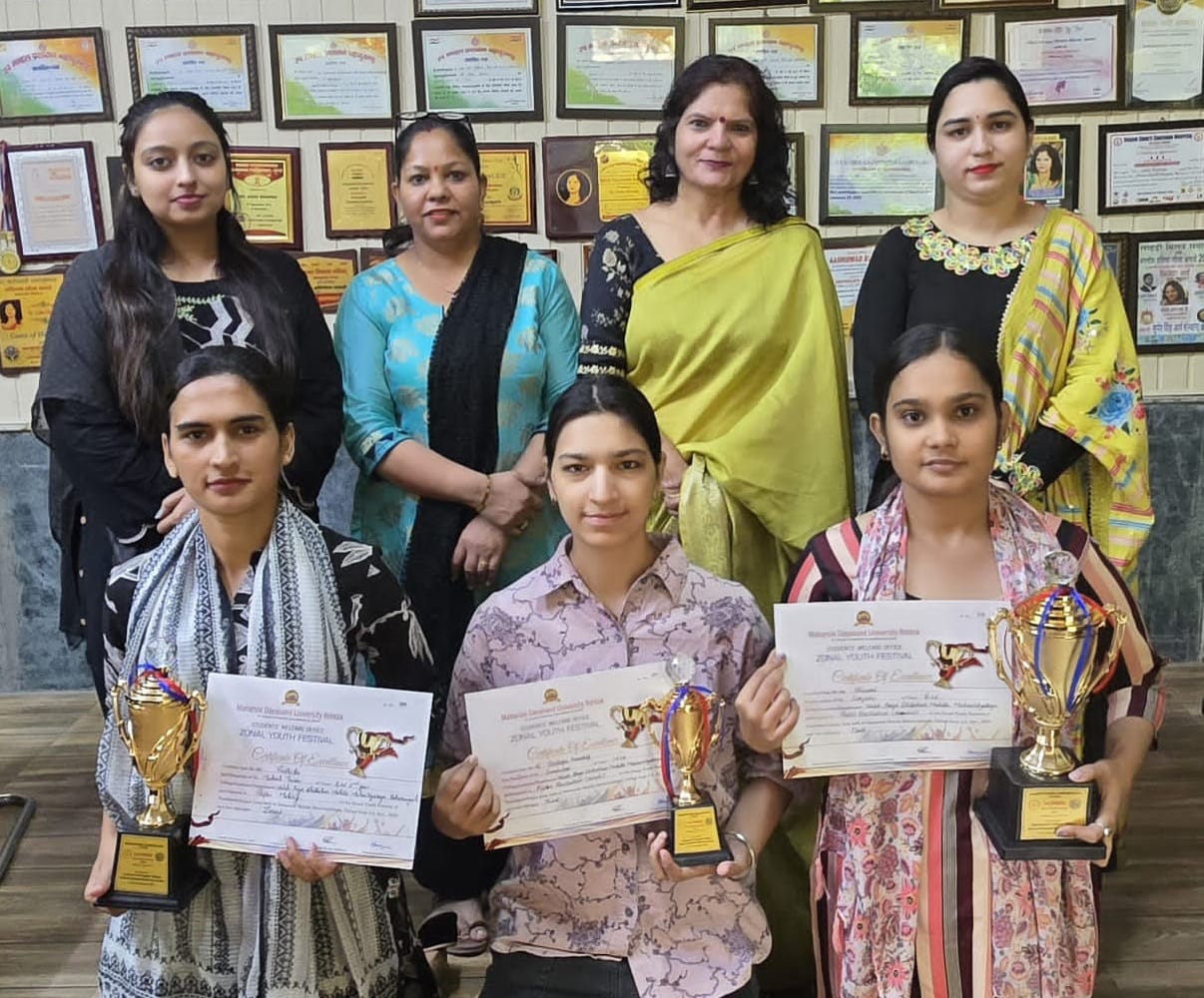 Shivani of Vaish College stood first in Haryanvi poetry recitation