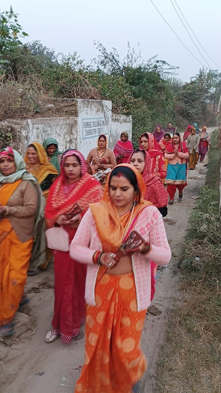 Devotees continued to dance to the chants of Radhe-Radhe.