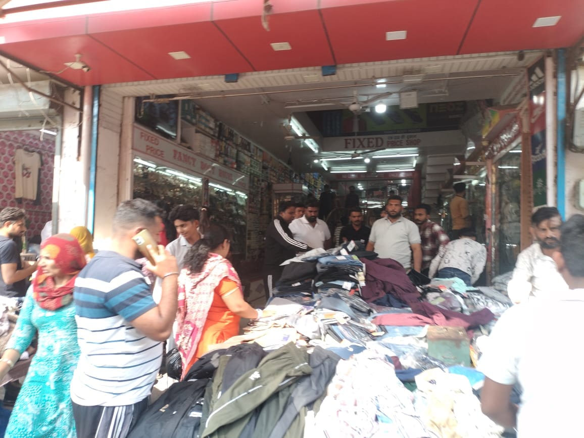 The Sunday market on Thana Road was bustling with clothing buyers