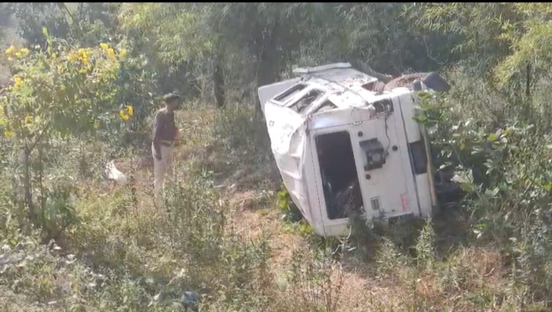 घटना के बाद खाई में पलटी कार।