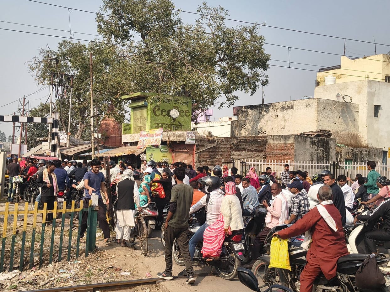 The railway gate opened five minutes late, causing traffic jams