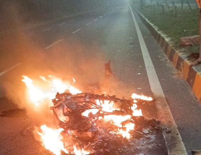 A moving bike caught fire, people jumped out to save their lives