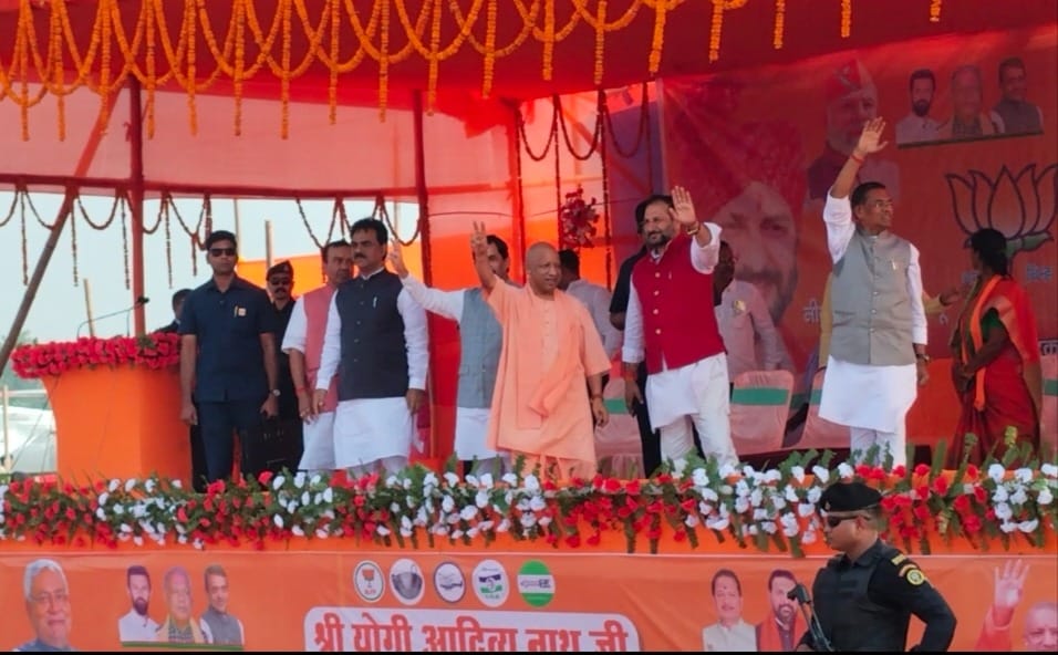 लोगों का अभिवादन करते सीएम योगी आदित्यनाथ।
