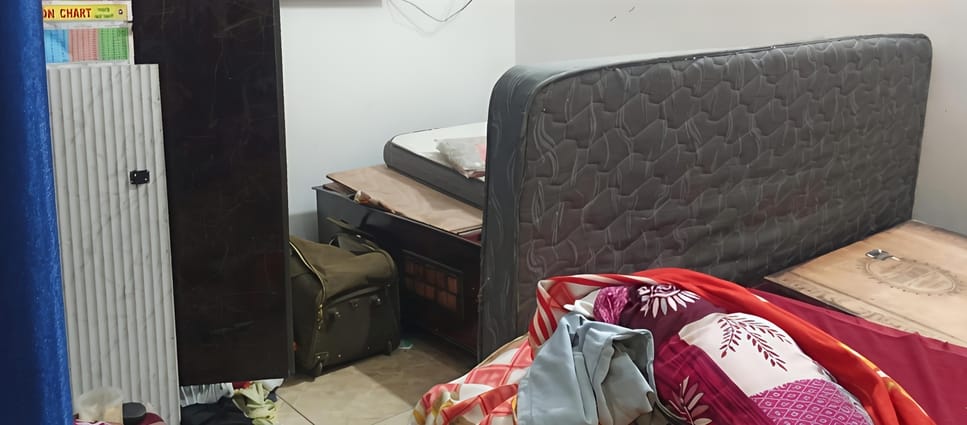 Thieves stole cash and jewellery