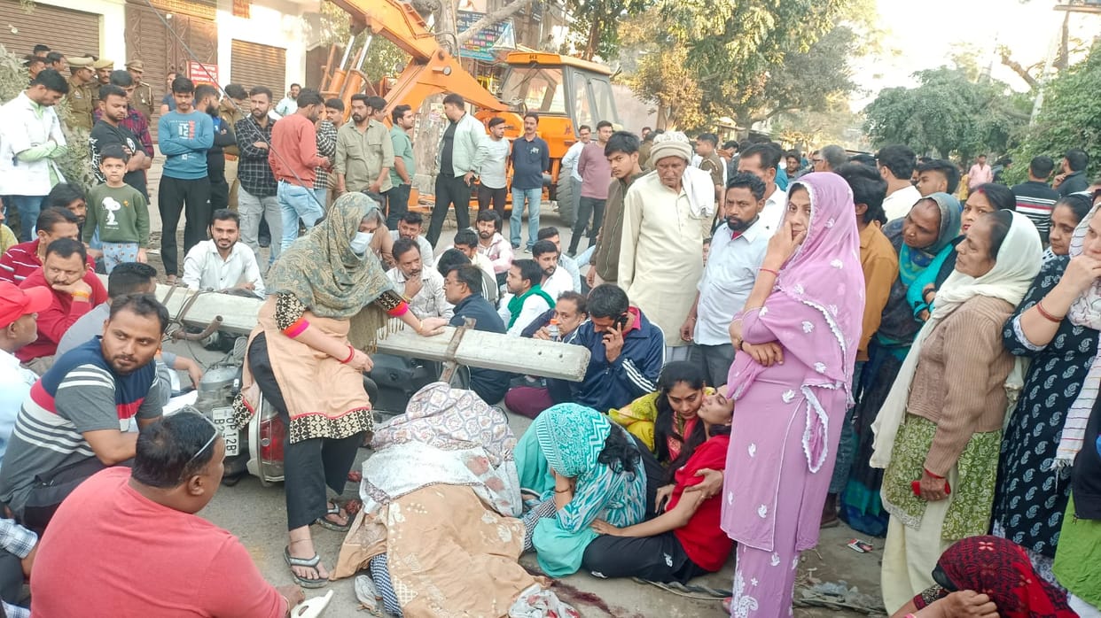 A transporter riding a scooter died after a pole fell on him, leading to a sit-in.