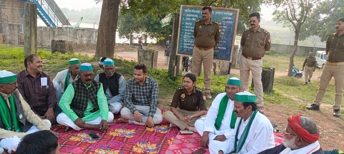 A five-hour meeting was held between the administration and the farmers, resulting in the suspension of the highway blockade for three days.