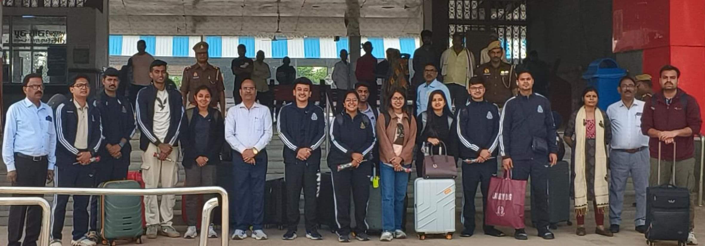 अमेठी रेलवे स्टेशन पर पहुंचे 18 आईएएस अधिकारी।-संवाद