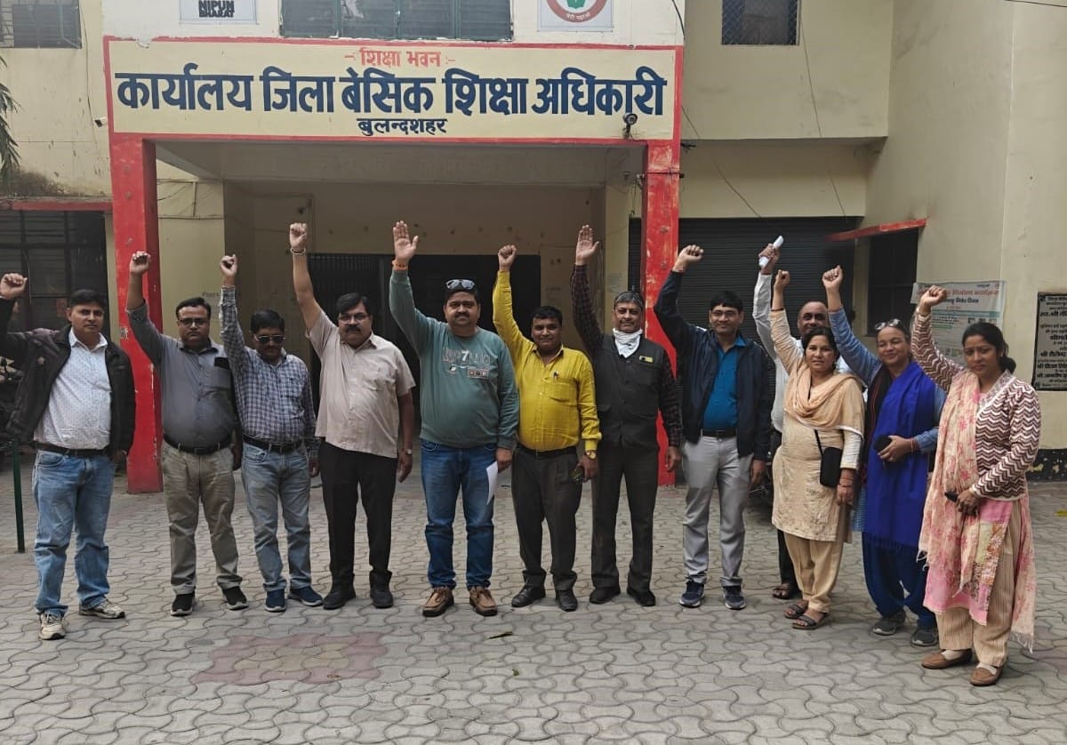 Teachers protested at the BSA office over the withholding of salaries
