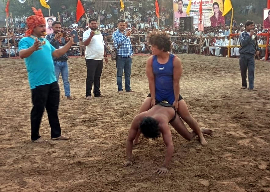 Kamini from Akola defeated male wrestler Kundan.