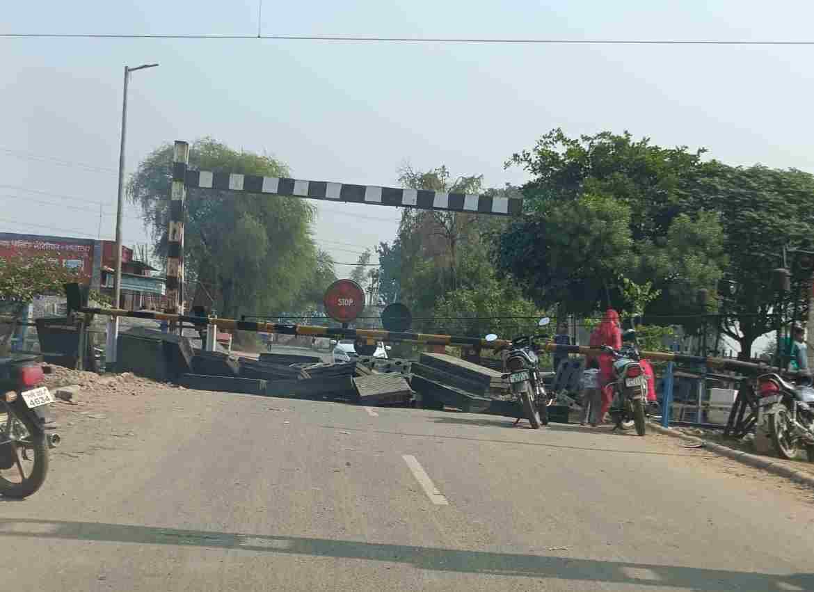 Three-year-old girl dies after e-rickshaw overturns