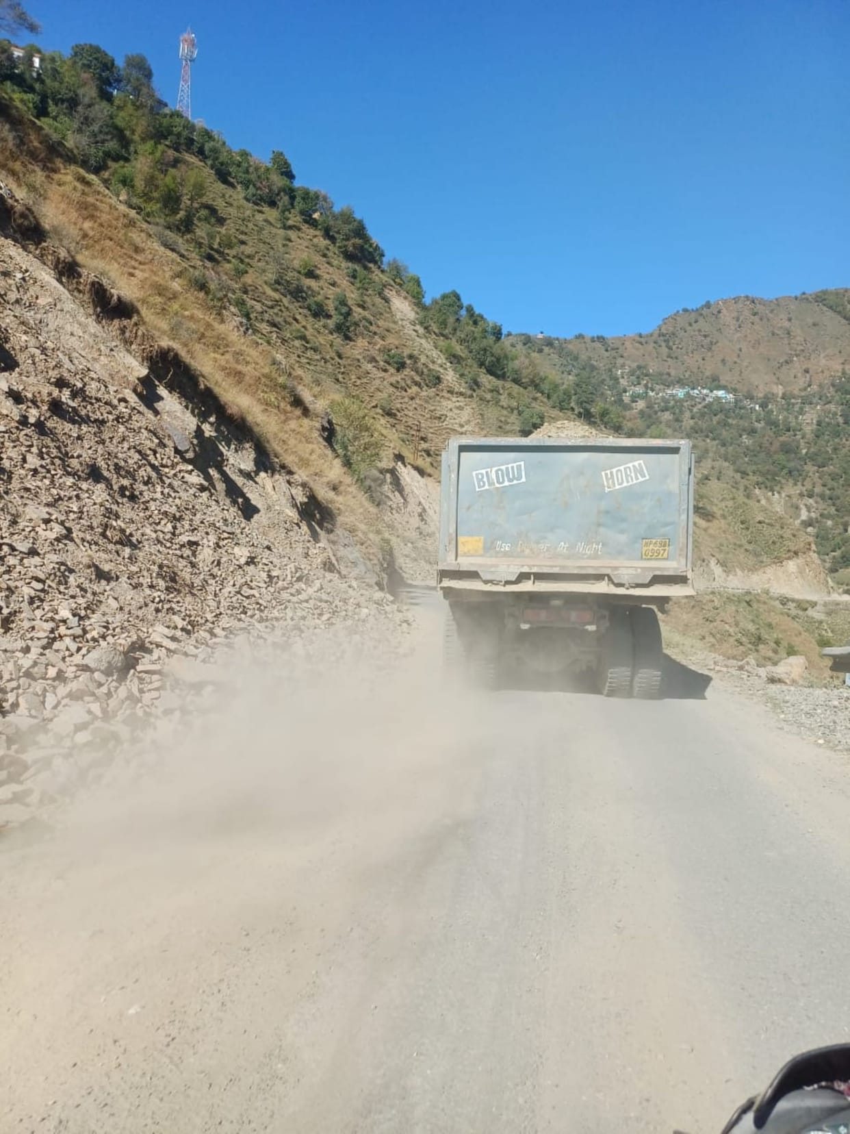Dust storm on Lachauri-Bindonkhi road is increasing the problem