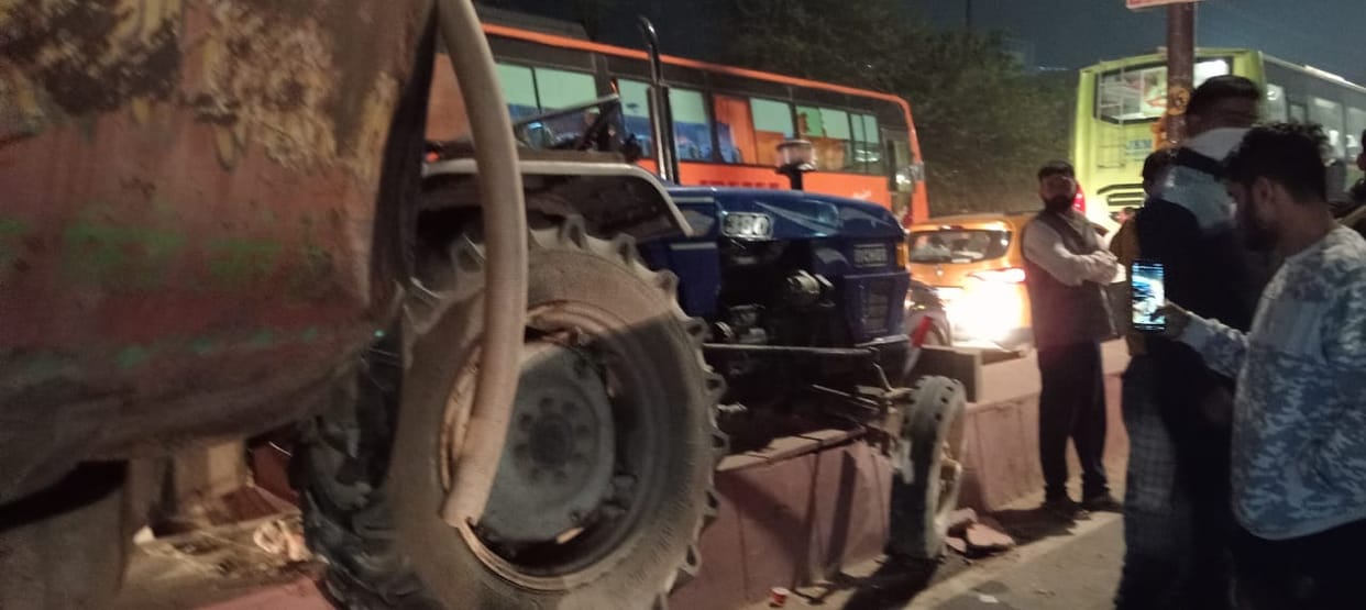 Traffic jam on Chhatikara Road, stranded vehicles for an hour