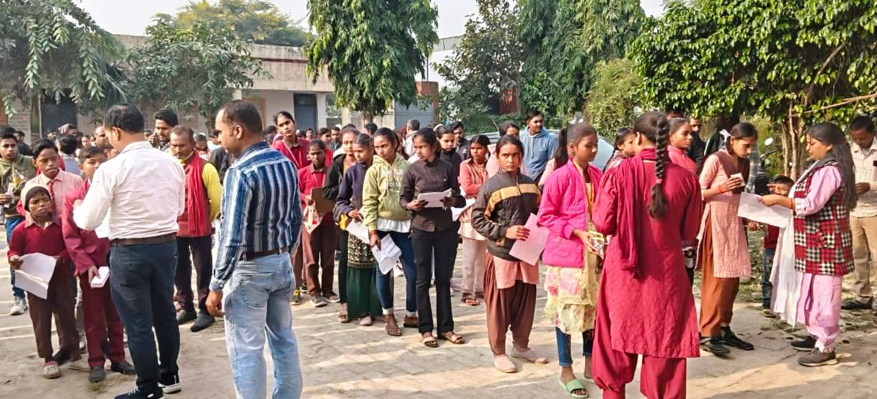  फुरसतगंज इंटर कॉलेज में परीक्षा से पहले बच्चों के अभिलेखों की जांच करते शिक्षक। संवाद