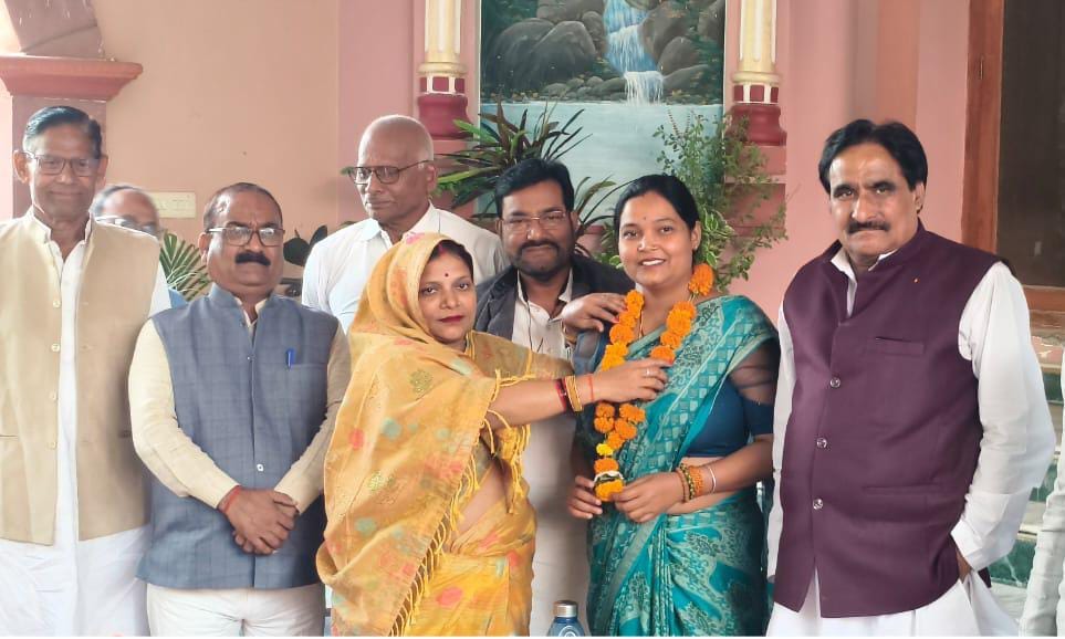 A setback for Apna Dal (S), former women district president Kranti Patel joins Congress
