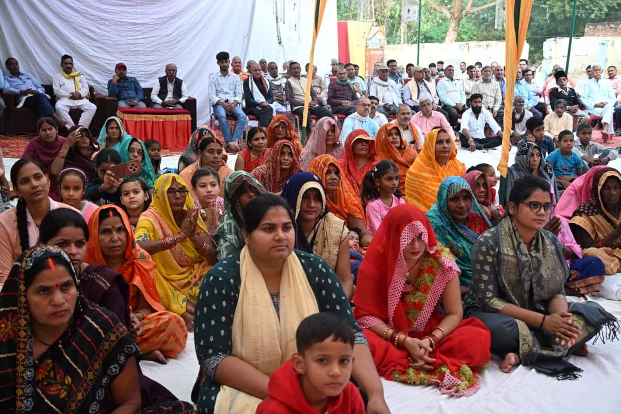 गौरीगंज के बस्तीदेई गांव में श्रीराम कथा सुनतीं महिलाएं। संवाद