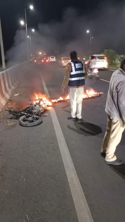 बाइक और ट्रक आमने-सामने से भिड़े, दो युवकों की मौके पर हुई मौत