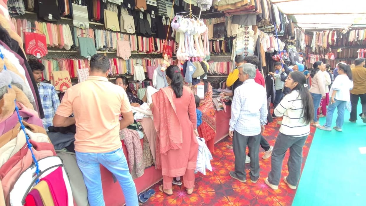 The cold has increased the demand for warm clothes, crowds have gathered in the markets.