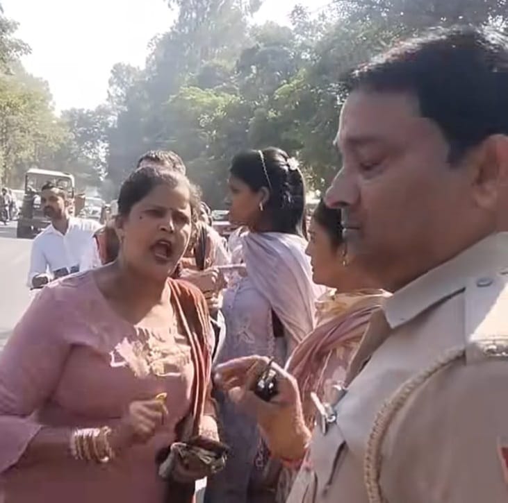 Bus breaks down on the way, commotion erupts over non-payment of ticket amount