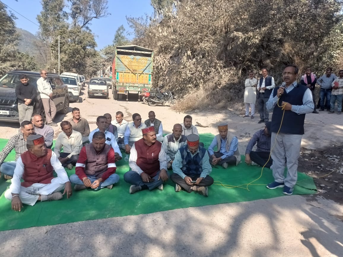 Demand for paving the road with charcoal in Jabbal, traffic jam for hours