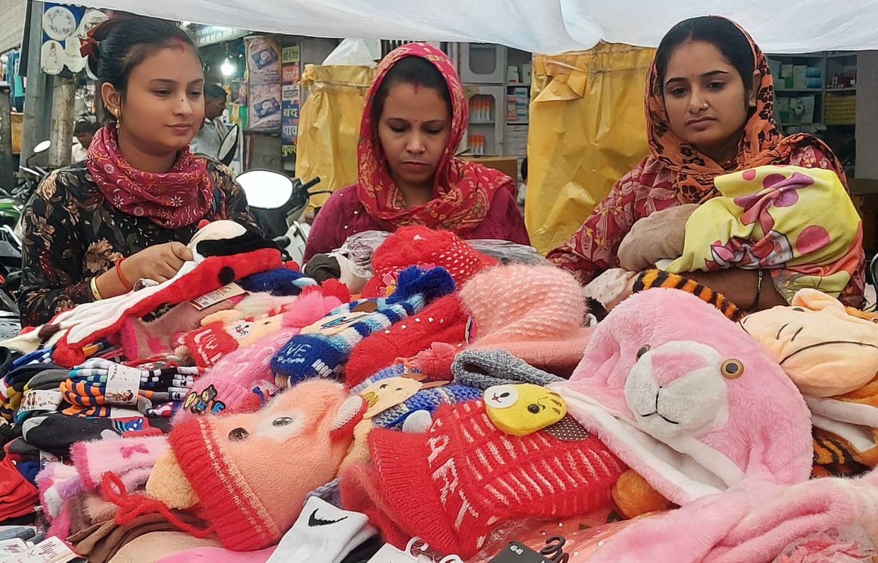 Cold weather in the morning and evening has heated up the clothing market.
