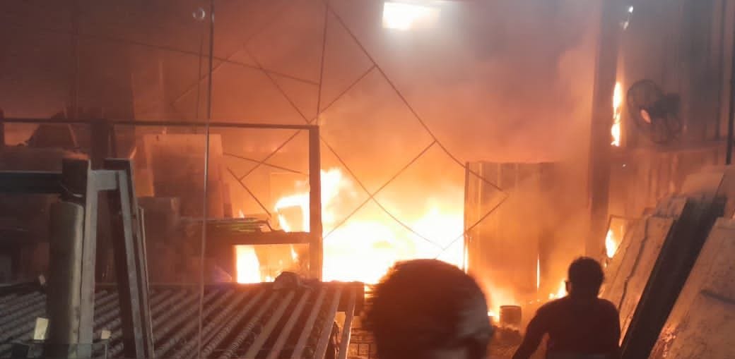 Massive fire at glass factory, several explosions one after the other