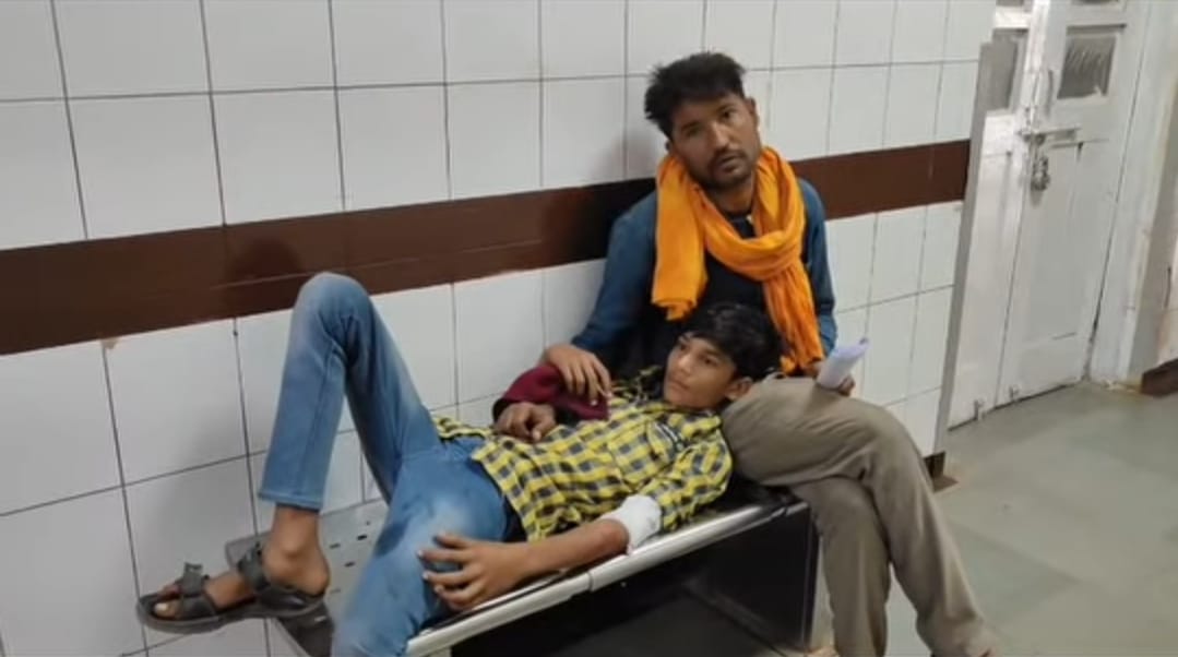 जिला अस्पताल में इलाज कराते हुए घायल