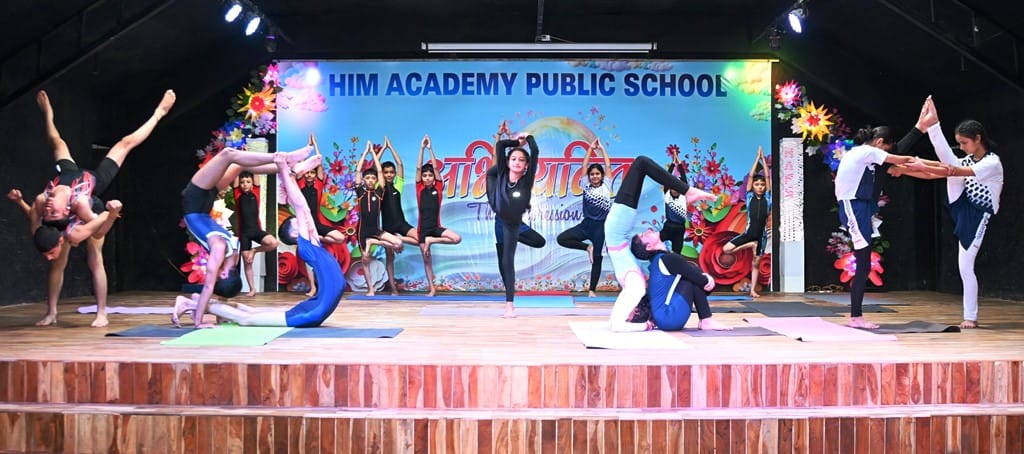 Gujjar songs and Ghoomar dance showcased the Himachali folk culture.