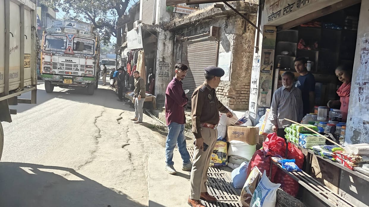 Goods kept in front of shops were removed, challans were issued to two people.