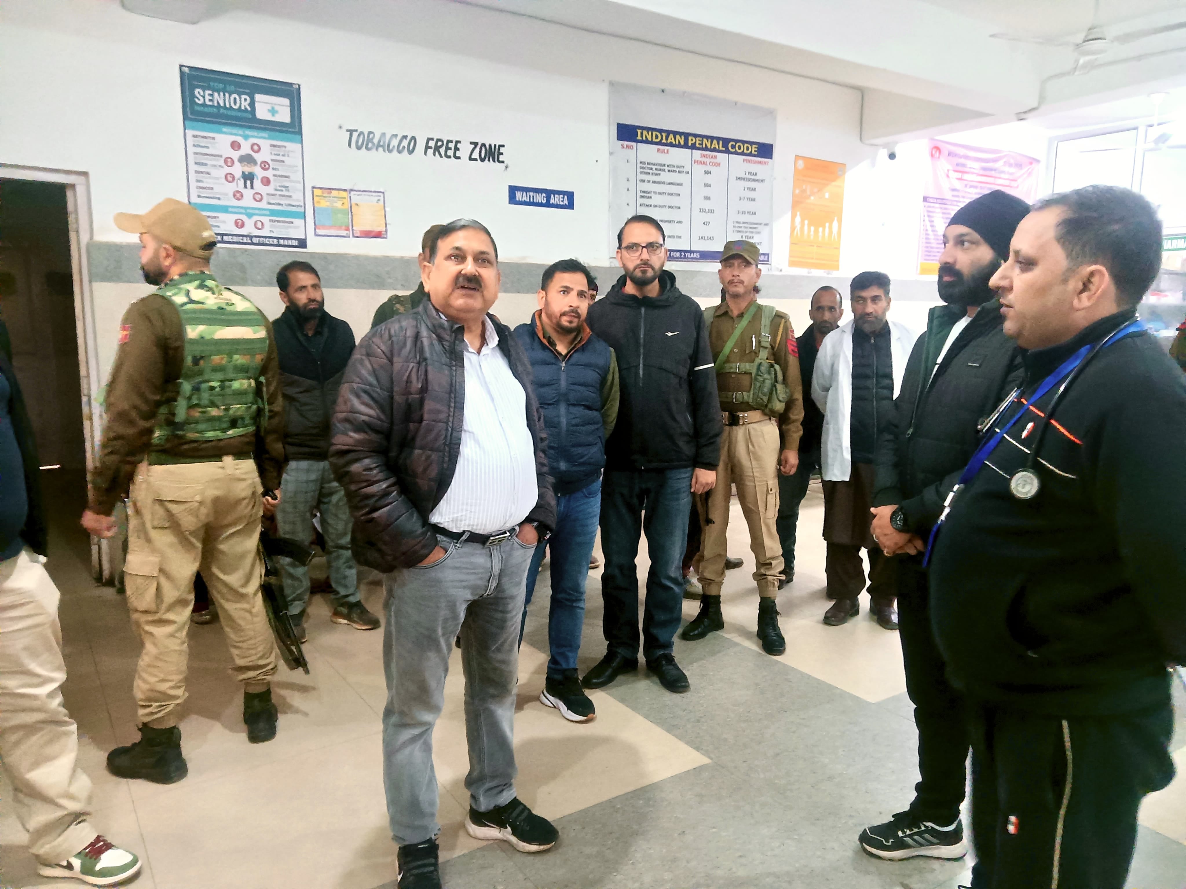 पुंछ जिले के जिला विकास उपायुक्त अशोक कुमार शर्मा मंडी उप जिला अस्पताल का का नीरिक्षण करते