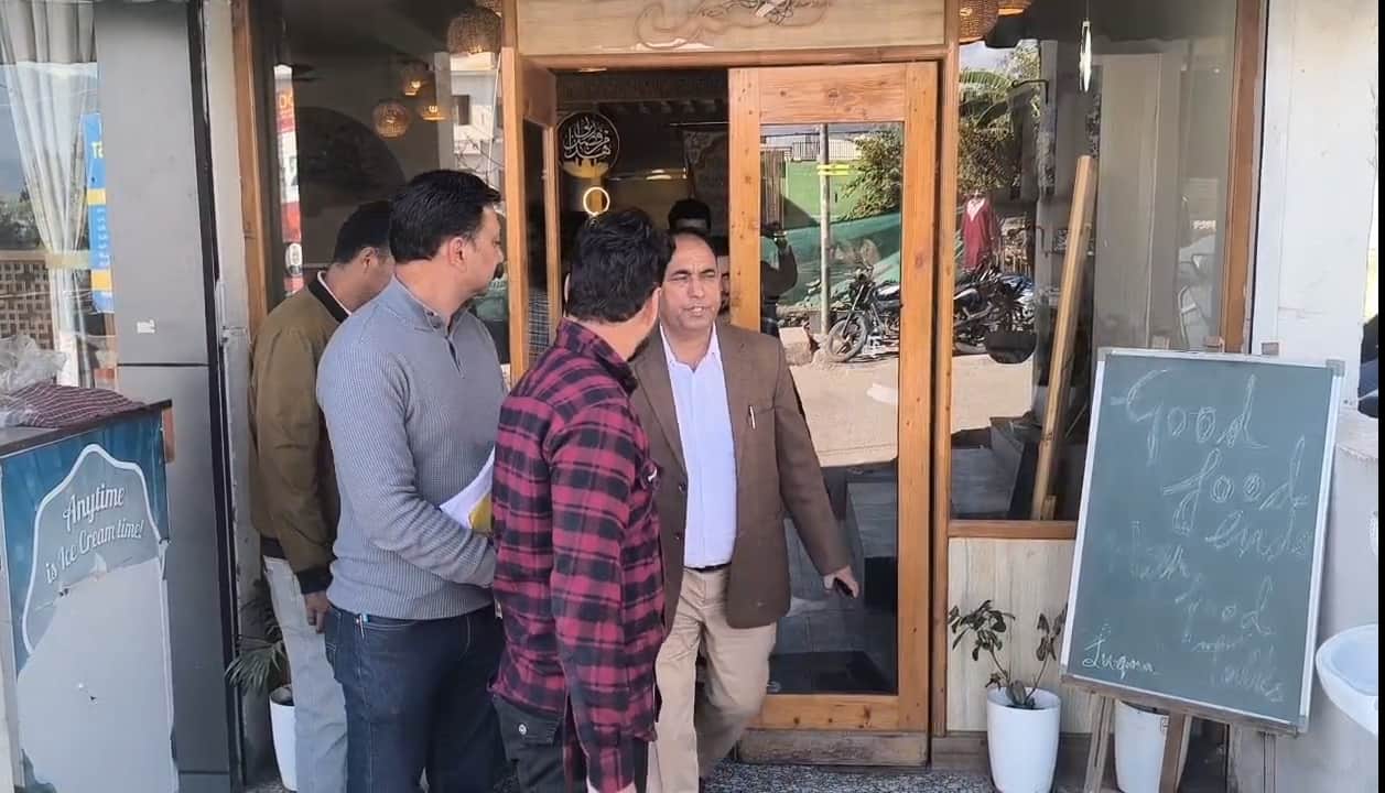 पुंछ में होटल रैस्टोरेंट का ओचक नीरिक्ष करते हुए फूड सेफटी विभाग के अधिकारी