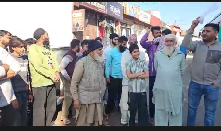 राजोरी बेला कॉलोनी के लोगो ने नगर परिषद राजोरी और जिला प्रशासन के खिलाफ किया प्रदर्शन फोटो स्