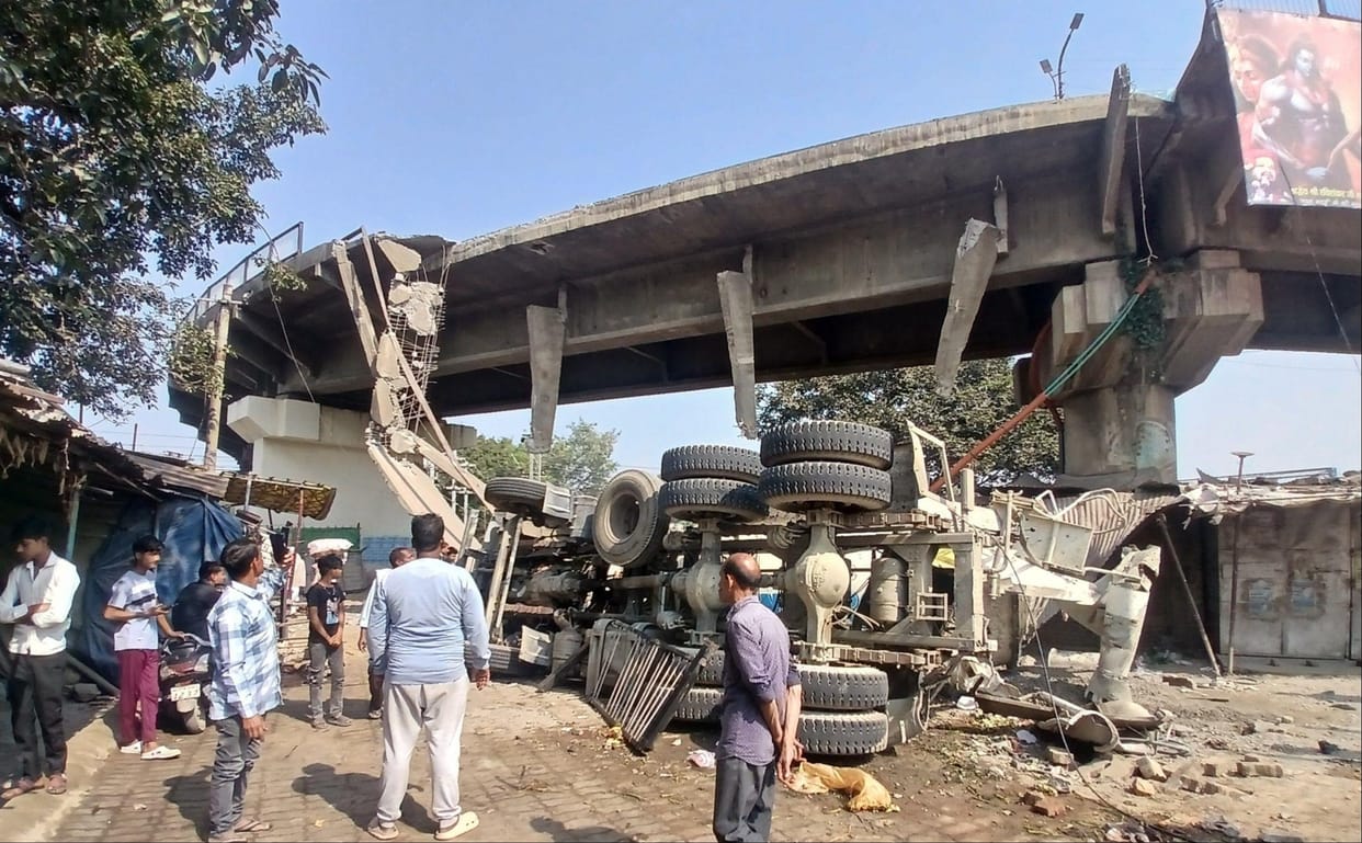 The tanker broke the railing and fell from the overbridge