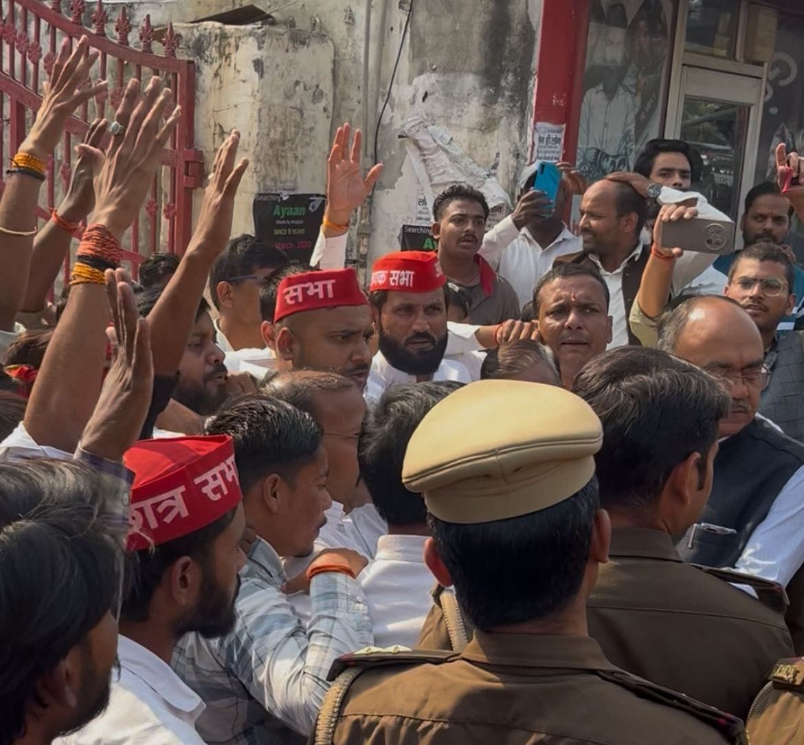 SP infuriated by Pandit Singh's comment, protests