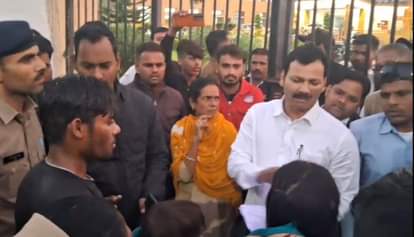 Sagar News: Man Attempts Self-Immolation with Wife and Child, Alleges Harassment by SI; Probe Initiated