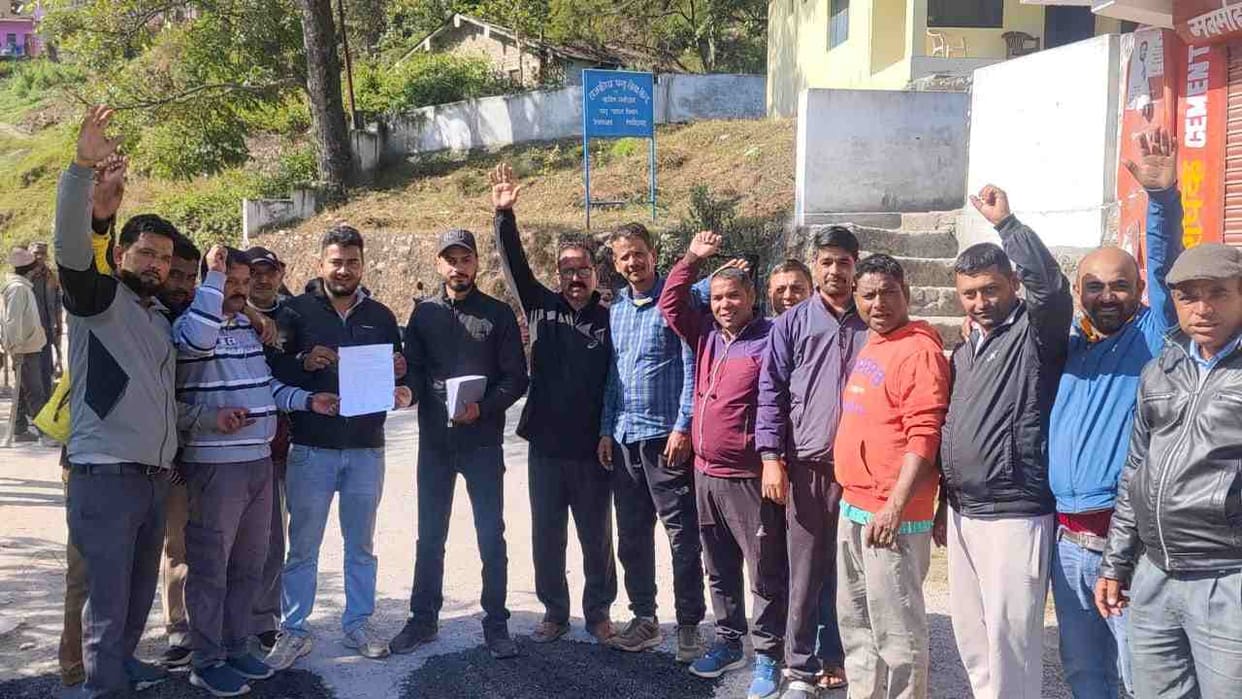 Demonstration demanding asphalt on the road of the martyr's village