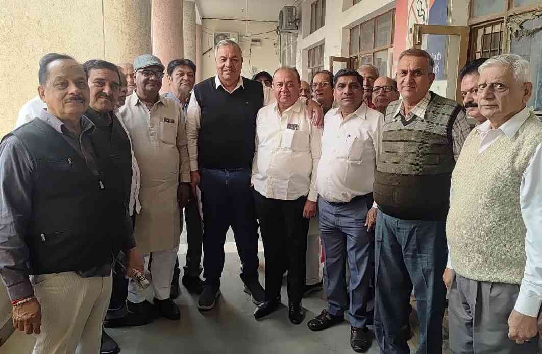Traders met with the Superintendent of Police to demand action against thefts.
