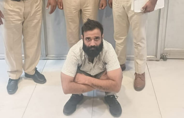 Source accused arrested for smuggling 16.59 grams of heroin