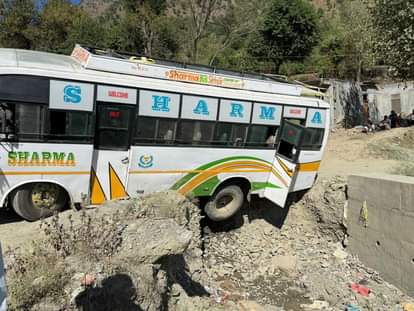 Bus hangs in Rajnagar drain, 20 passengers have a narrow escape