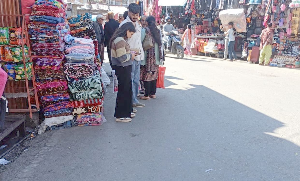 Shopkeepers on the streets, pedestrians looking for their way