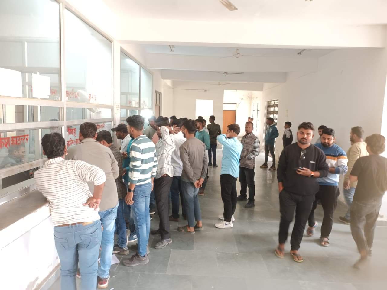  एआरटीओ कार्यालय में लगी आवेदकों की भीड़। संवाद