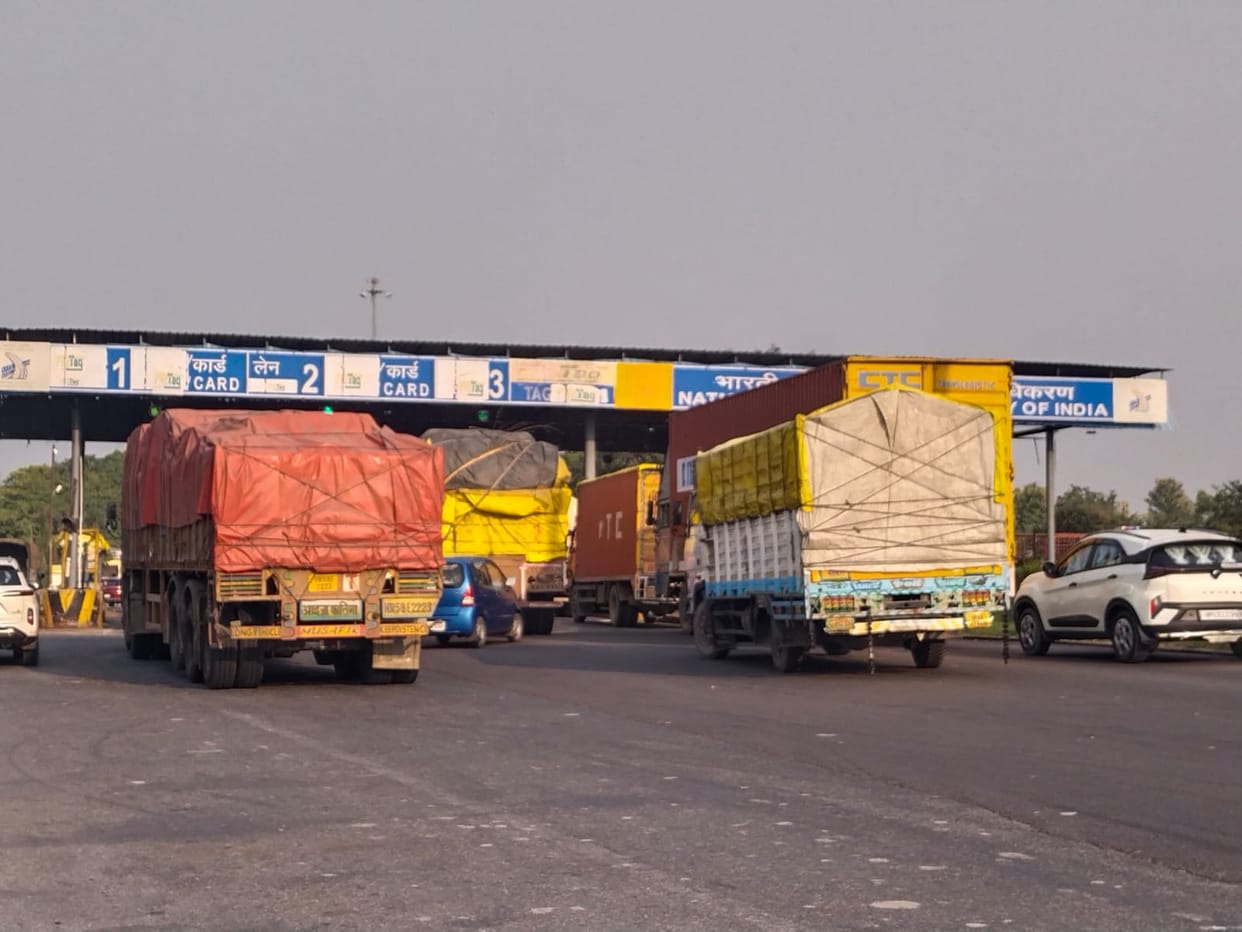 1,200 overloaded vehicles passed through the toll plaza in four months, but not a single one was challaned.