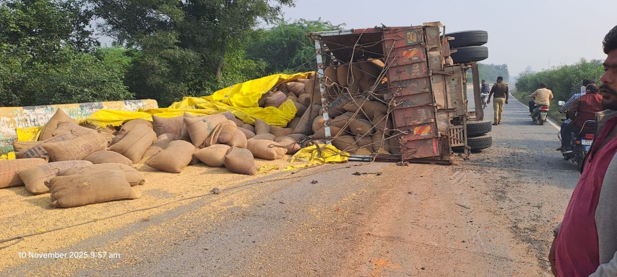Truck overturns, three injured, highway traffic disrupted for 30 minutes