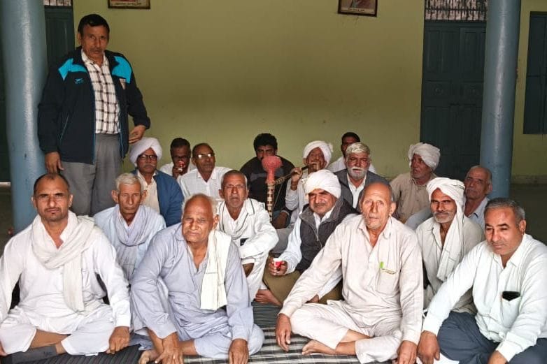 Expressed displeasure over giving three bags of fertilizer per acre, demanded five bags