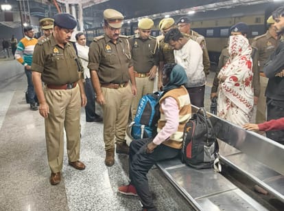 रेलवे स्टेशन पर चेकिंग करती पुलिस।