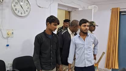 गिरफ्तार आरोपी के साथ पुलिस